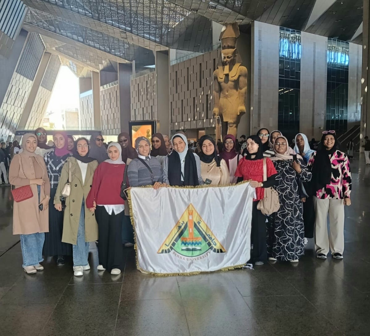 جامعة بنها تنظم الفوج التاسع من رحلاتها إلى المتحف المصري الكبير