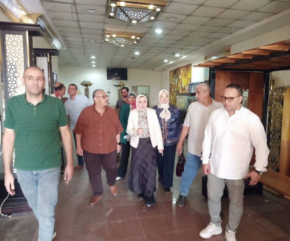 نائب رئيس جامعة بنها لشئون الدراسات العليا والبحوث تتفقد إجراءات الكشف الطبي على الطلاب الجدد